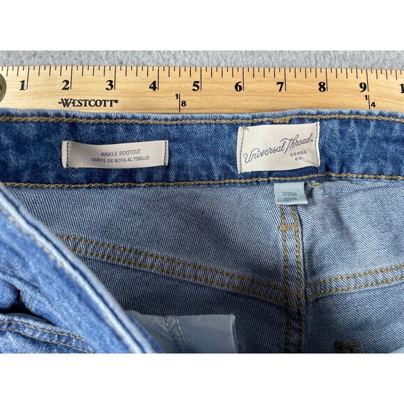 Universal Thread Jeans Womens 0 Blue Denim Distressed Raw Hem Ankle Bootcut NWT - Picture 2 of 9